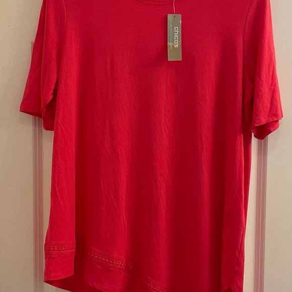 Chico’s Asymmetrical Crochet Hem Top - NWT Chico’s Size 2 / Large Wild Tuberose - Picture 2 of 9